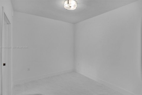 Condo in Coral Gables, Florida, 1 bedroom  № 2010311 - photo 30