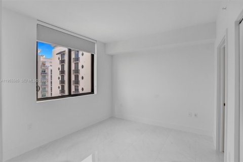 Condo in Coral Gables, Florida, 1 bedroom  № 2010311 - photo 23
