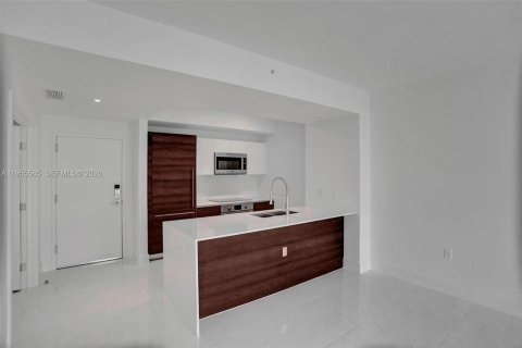 Condo in Coral Gables, Florida, 1 bedroom  № 2010311 - photo 9