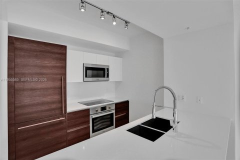 Condo in Coral Gables, Florida, 1 bedroom  № 2010311 - photo 5