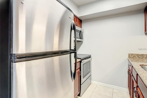 Condo in Tampa, Florida, 2 bedrooms № 2238084 - photo 12