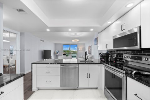 Copropriété à vendre à Hallandale Beach, Floride: 2 chambres, 107.02 m2 № 1952525 - photo 10