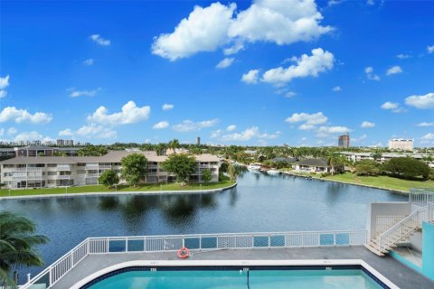 Copropriété à vendre à Hallandale Beach, Floride: 2 chambres, 107.02 m2 № 1952525 - photo 2