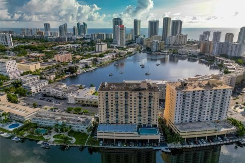 Copropriété à vendre à Hallandale Beach, Floride: 2 chambres, 107.02 m2 № 1952525 - photo 30