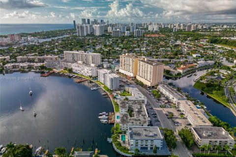 Copropriété à vendre à Hallandale Beach, Floride: 2 chambres, 107.02 m2 № 1952525 - photo 27