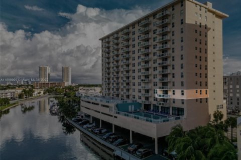Copropriété à vendre à Hallandale Beach, Floride: 2 chambres, 107.02 m2 № 1952525 - photo 24