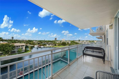 Copropriété à vendre à Hallandale Beach, Floride: 2 chambres, 107.02 m2 № 1952525 - photo 1