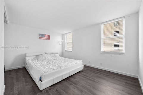 Copropriété à vendre à Hallandale Beach, Floride: 2 chambres, 107.02 m2 № 1952525 - photo 17
