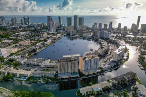 Copropriété à vendre à Hallandale Beach, Floride: 2 chambres, 107.02 m2 № 1952525 - photo 3