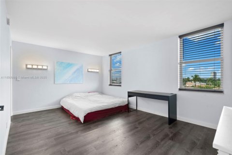 Copropriété à vendre à Hallandale Beach, Floride: 2 chambres, 107.02 m2 № 1952525 - photo 12