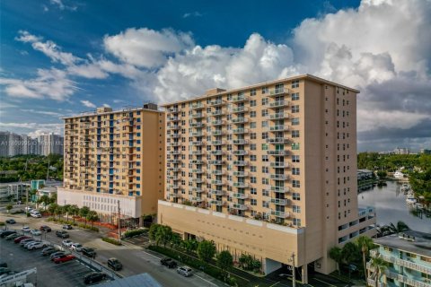 Copropriété à vendre à Hallandale Beach, Floride: 2 chambres, 107.02 m2 № 1952525 - photo 25