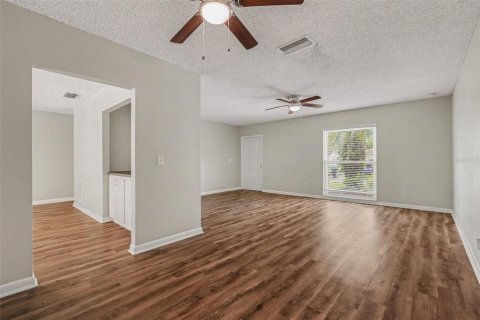 House in Brandon, Florida 3 bedrooms, 131.27 sq.m. № 2156614 - photo 3