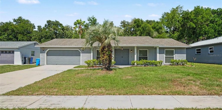 House in Brandon, Florida 3 bedrooms, 131.27 sq.m. № 2156614