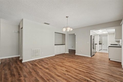 House in Brandon, Florida 3 bedrooms, 131.27 sq.m. № 2156614 - photo 6