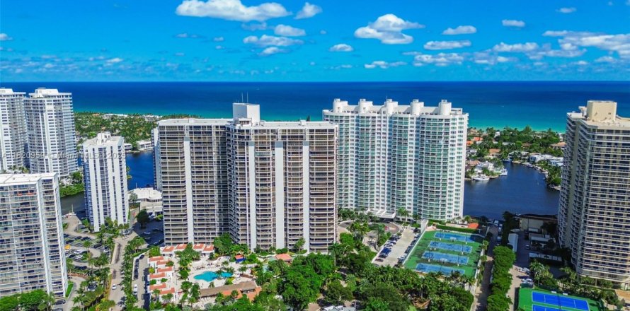 Condominio en Aventura, Florida, 2 dormitorios № 2243907