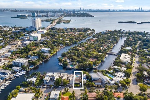 House in Miami, Florida 4 bedrooms, 214.14 sq.m. № 1821811 - photo 3