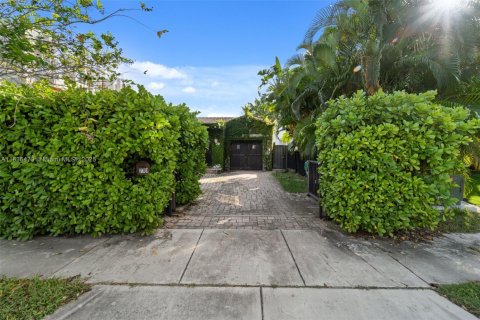 House in Miami, Florida 4 bedrooms, 214.14 sq.m. № 1821811 - photo 1
