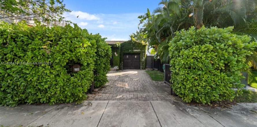 House in Miami, Florida 4 bedrooms, 214.14 sq.m. № 1821811