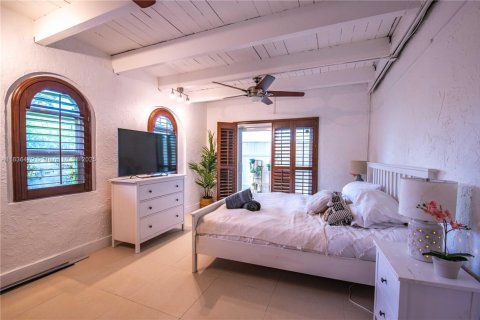 House in Miami, Florida 4 bedrooms, 214.14 sq.m. № 1821811 - photo 15