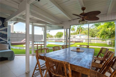 House in Miami, Florida 4 bedrooms, 214.14 sq.m. № 1821811 - photo 10