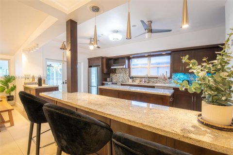 House in Miami, Florida 4 bedrooms, 214.14 sq.m. № 1821811 - photo 8