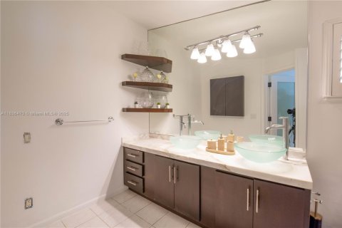 House in Miami, Florida 4 bedrooms, 214.14 sq.m. № 1821811 - photo 13