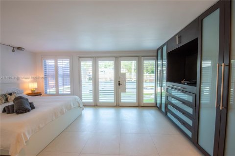 House in Miami, Florida 4 bedrooms, 214.14 sq.m. № 1821811 - photo 12