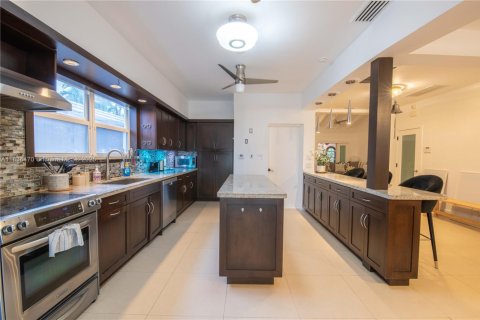 House in Miami, Florida 4 bedrooms, 214.14 sq.m. № 1821811 - photo 7