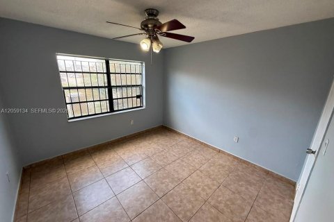 Copropriété à louer à Hialeah, Floride: 2 chambres, 79.15 m2 № 2169325 - photo 3