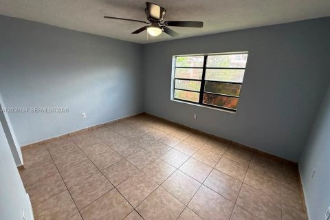 Copropriété à louer à Hialeah, Floride: 2 chambres, 79.15 m2 № 2169325 - photo 4