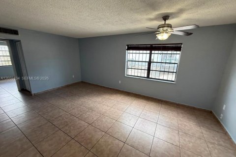 Copropriété à louer à Hialeah, Floride: 2 chambres, 79.15 m2 № 2169325 - photo 2