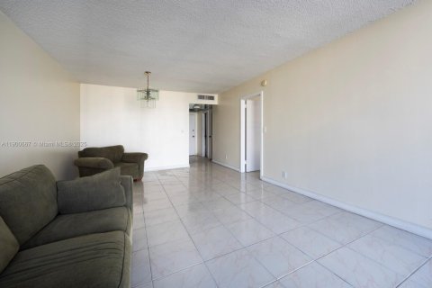 Condo in Hallandale Beach, Florida, 1 bedroom  № 1967401 - photo 8