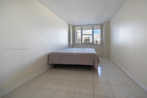 Condo in Hallandale Beach, Florida, 1 bedroom  № 1967401 - photo 11