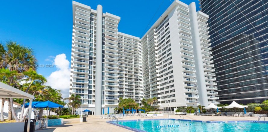 Condo in Hallandale Beach, Florida, 1 bedroom  № 1967401