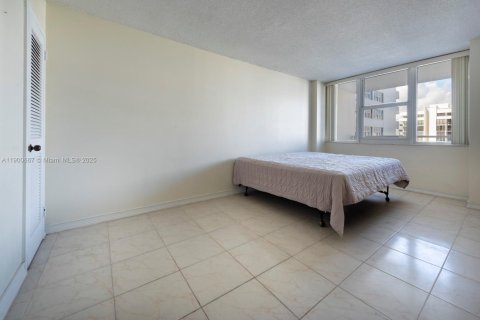 Condo in Hallandale Beach, Florida, 1 bedroom  № 1967401 - photo 10