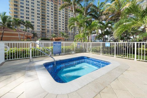 Condo in Hallandale Beach, Florida, 1 bedroom  № 1967401 - photo 16