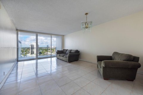 Condo in Hallandale Beach, Florida, 1 bedroom  № 1967401 - photo 2
