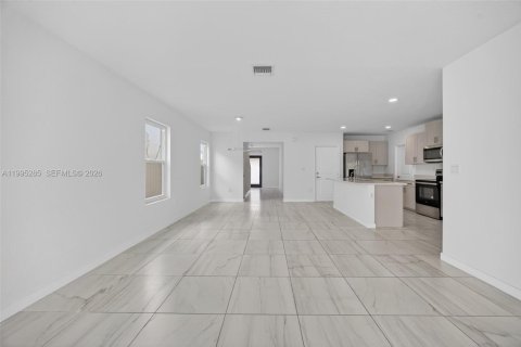 House in Florida City, Florida 5 bedrooms, 239.69 sq.m. № 2062751 - photo 12