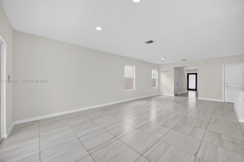 House in Florida City, Florida 5 bedrooms, 239.69 sq.m. № 2062751 - photo 11