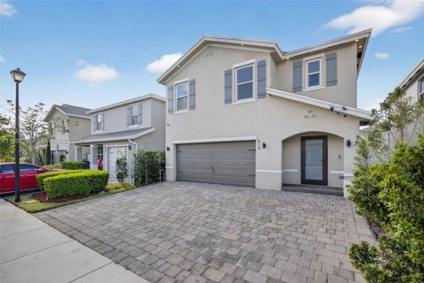 House in Florida City, Florida 5 bedrooms, 239.69 sq.m. № 2062751 - photo 3