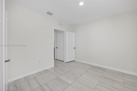 House in Florida City, Florida 5 bedrooms, 239.69 sq.m. № 2062751 - photo 20