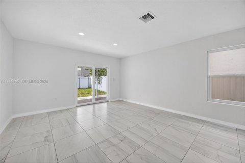 House in Florida City, Florida 5 bedrooms, 239.69 sq.m. № 2062751 - photo 10