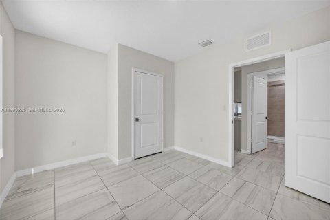 House in Florida City, Florida 5 bedrooms, 239.69 sq.m. № 2062751 - photo 19