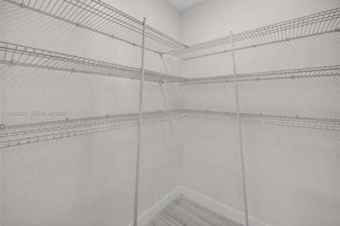 House in Florida City, Florida 5 bedrooms, 239.69 sq.m. № 2062751 - photo 22