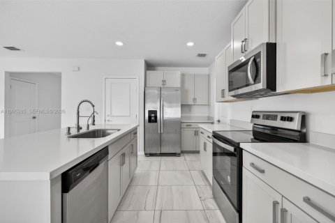 House in Florida City, Florida 5 bedrooms, 239.69 sq.m. № 2062751 - photo 15