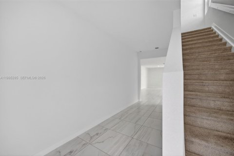 House in Florida City, Florida 5 bedrooms, 239.69 sq.m. № 2062751 - photo 5