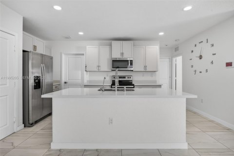 House in Florida City, Florida 5 bedrooms, 239.69 sq.m. № 2062751 - photo 9