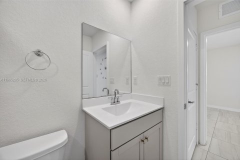 House in Florida City, Florida 5 bedrooms, 239.69 sq.m. № 2062751 - photo 17