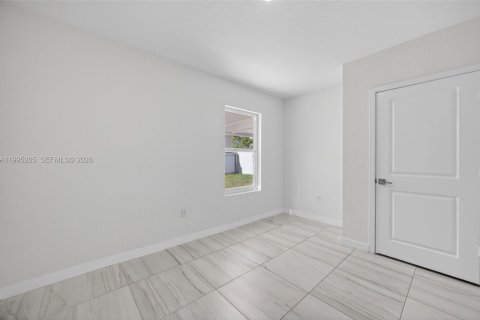 House in Florida City, Florida 5 bedrooms, 239.69 sq.m. № 2062751 - photo 18