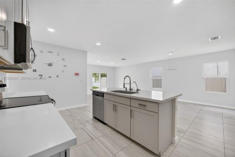 House in Florida City, Florida 5 bedrooms, 239.69 sq.m. № 2062751 - photo 21